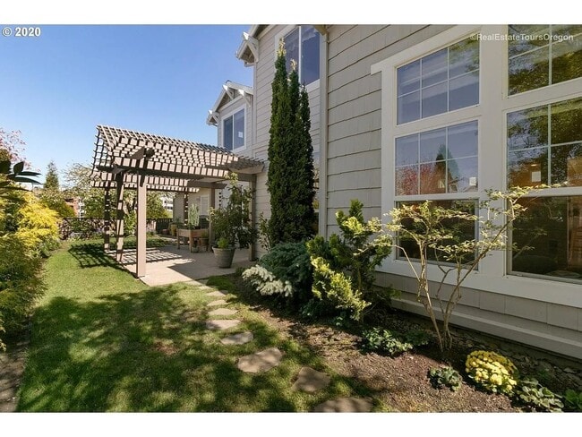 Building Photo - 6513 NE Copper Beech Dr