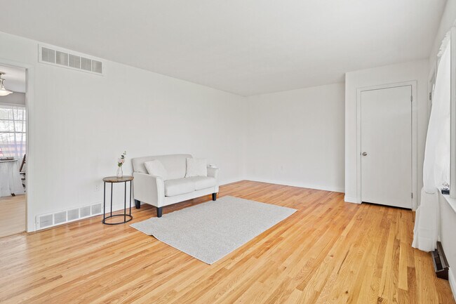 Building Photo - 1103 Sioux Dr