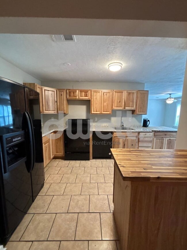 Building Photo - 2445 Yates Dr