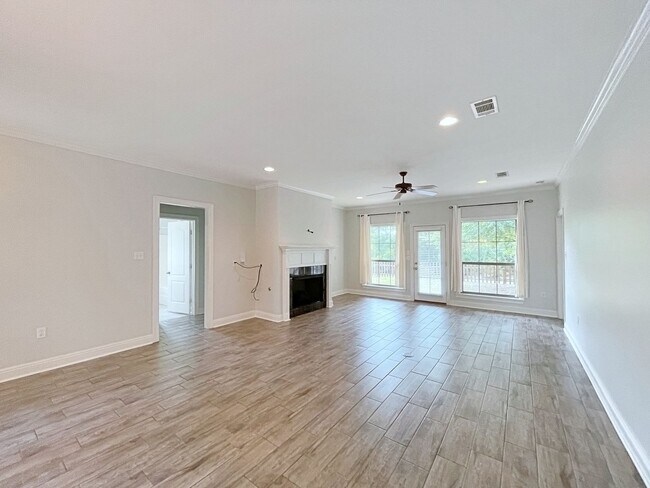 Building Photo - 3 Bedroom House with Community Pool