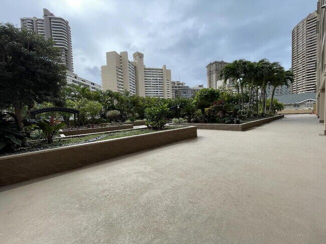 Building Photo - CHATEAU WAIKIKI 1/1/1 sec, A/C, W/D, lanai...