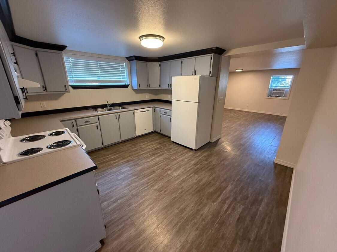 Primary Photo - Newly remodeled Large 3 Bedroom Apartment ...