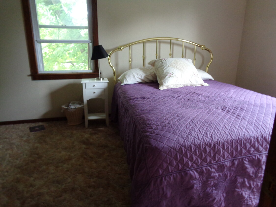 Main bedroom with queen size bed - 11627 Watertown Plank Rd