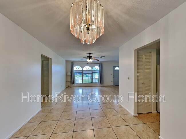 Building Photo - 2496 Beacon Dr