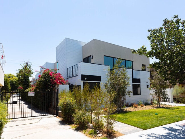 Alternate - 600 W Wilson Ave