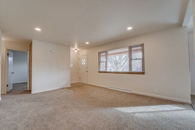 Building Photo - Cozy 3 Bedroom 2 Bathroom Home