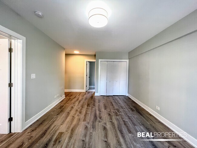 Foto del edificio - 505 W Belmont Ave
