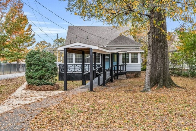 Building Photo - 402 N Gloster St