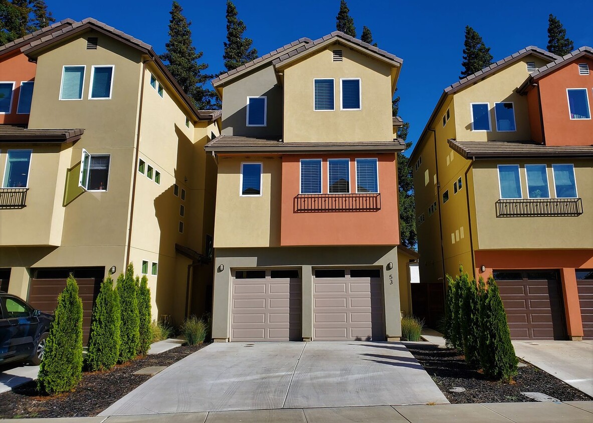 Contemporary Greenhaven Home with Private Backyard & Smart Features - Contemporary Greenhaven Home with Private Backyard & Smart Features