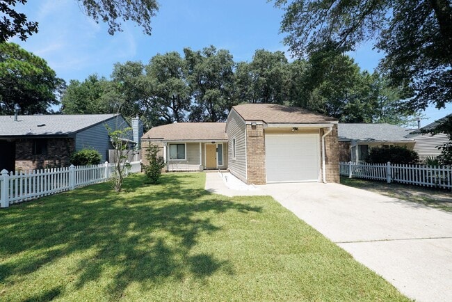 Building Photo - Great Niceville Location near Schools and ...