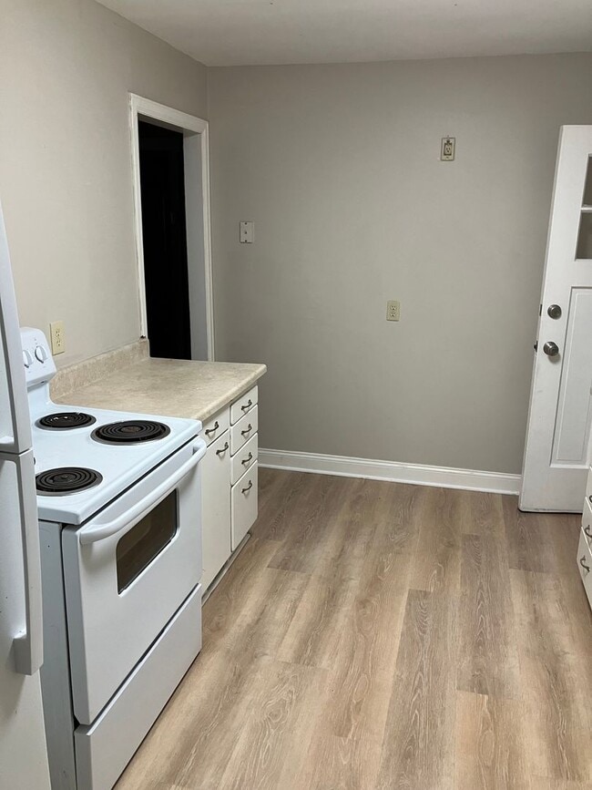 Building Photo - Spacious 4bed, 2.5 bath classic brick home