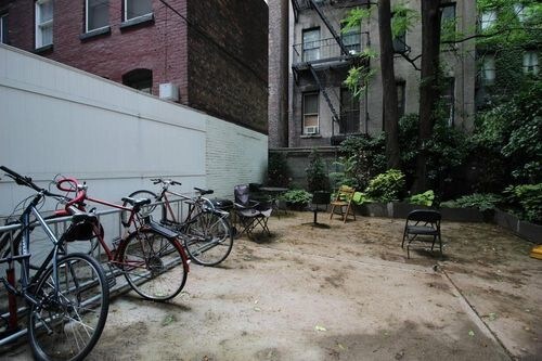 Building Photo - 413 E 9th St