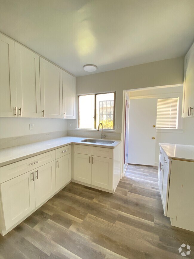 Pico del Mar Apartments for Rent with a Yard Los Angeles, CA 2