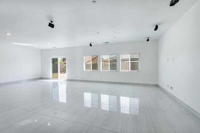 Foto del edificio - 4 bedroom home for RENT in Manteca with RV...