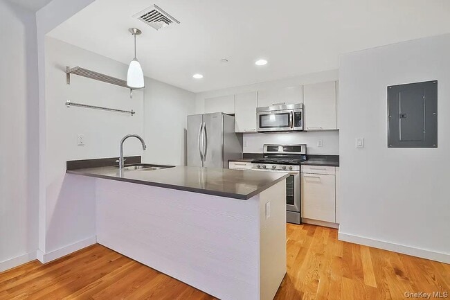 Building Photo - 106-20 70th Ave