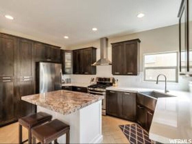 Foto del edificio - Unique 2 Story Home w attached 2 car