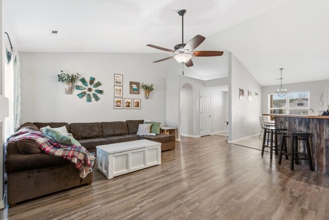 Foto del edificio - 3 Bedroom | 2 Bathroom | 2 Car Garage | Nixa Schools| Fireplace | Fenced yard | Solar Panels!