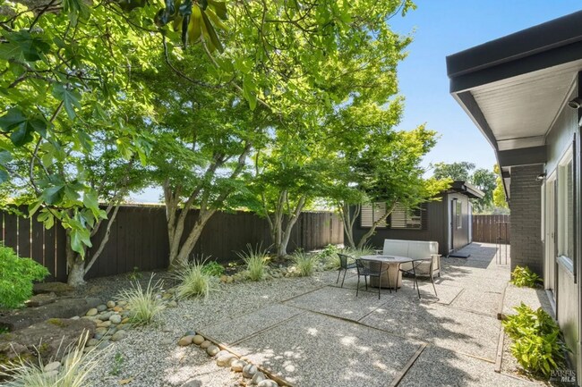 Foto del edificio - Mid-century Modern Home w/In-law