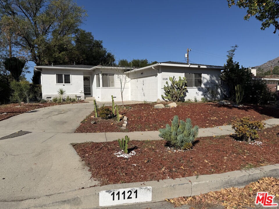 Primary Photo - 11121 Parr Ave