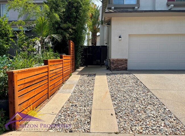 Foto del edificio - Spacious 5 Bed 3 Bath 2,136 Sq. Ft. Sheldo...