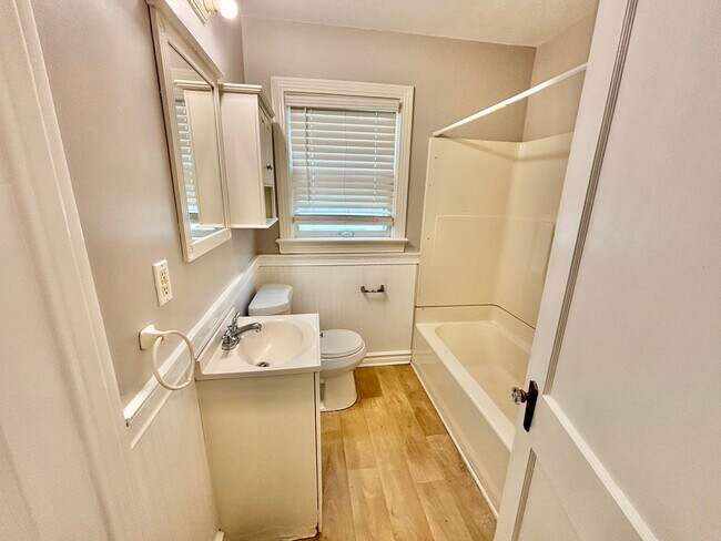 Foto del edificio - 3b /1 ba House on Berry Blvd - Fenced, Basement, Pets OKAY!