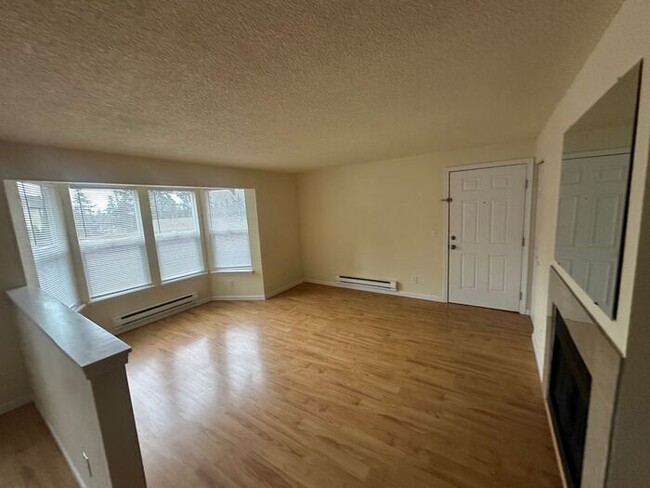 Building Photo - Upper Unit Fourplex Very Nice Spacious 2 B...