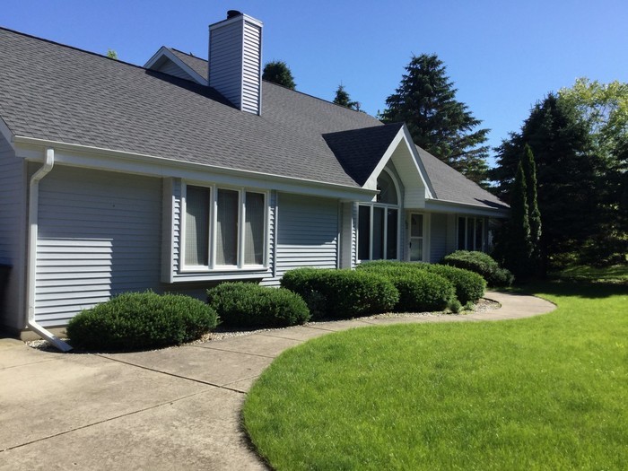 Foto principal - Three Bedroom Three Bath Single Family Home