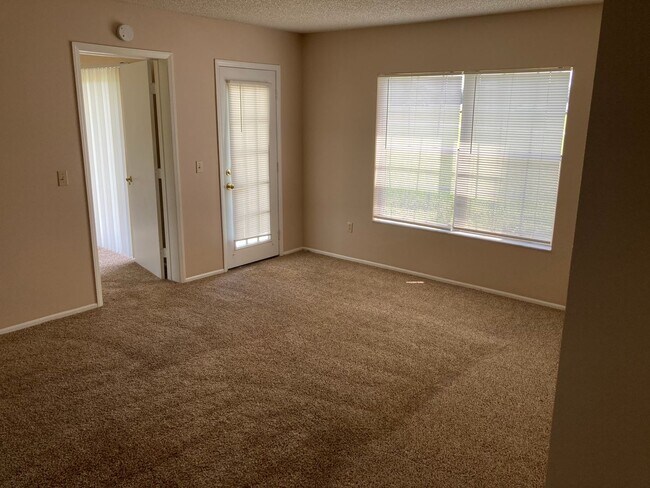 Foto del edificio - Downstairs 2/2 Country Club Village Condo Unit