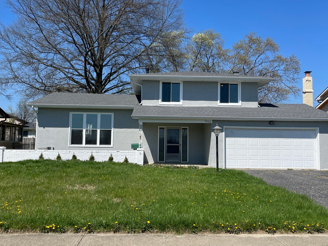 Primary Photo - 2032 Northcliff Dr