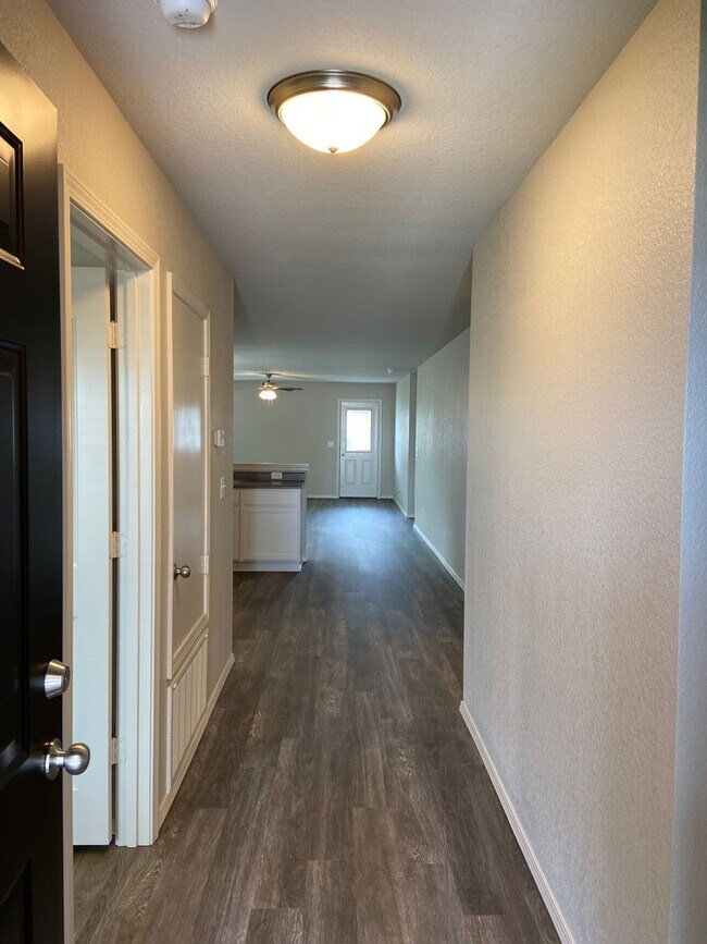Foto del edificio - *Pre-Leasing* Four Bedroom | Two Bath Home...