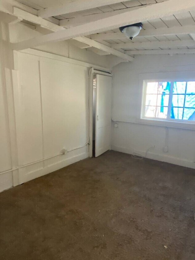 Building Photo - 104 E Summer St