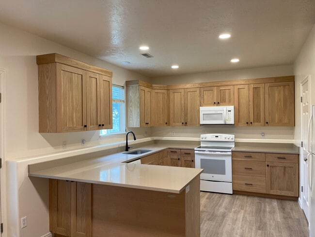 Building Photo - 85 W 1400 S