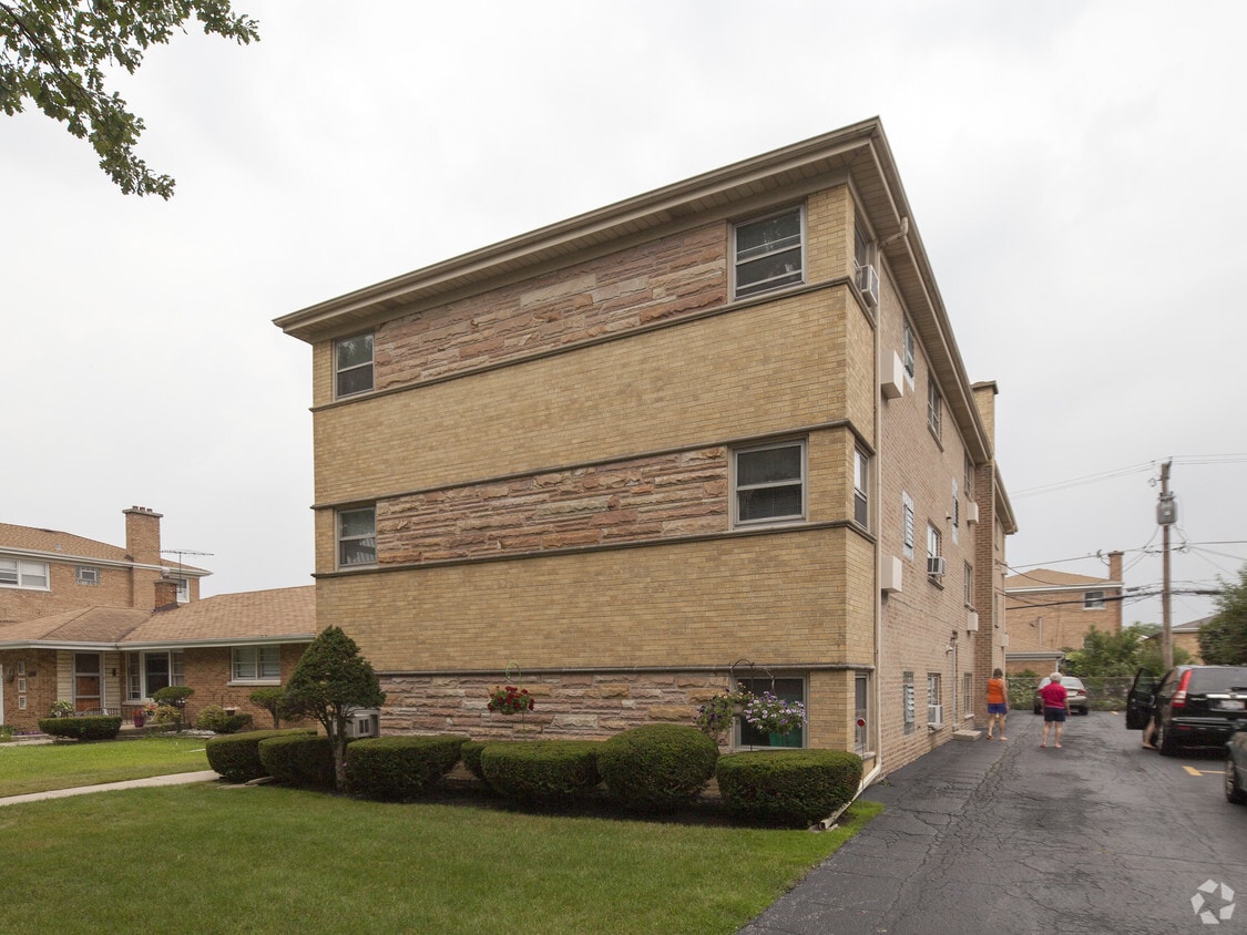 4450 N Oak Park Ave, Harwood Heights, IL 60706 Apartments in Harwood