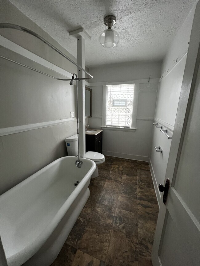 Building Photo - Hoday - 1420 W 75