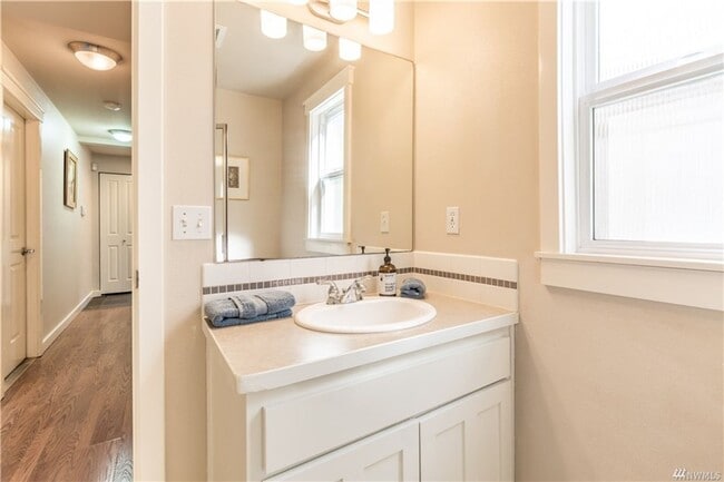 Building Photo - 3 bd 3 bath townhouse close to SPU