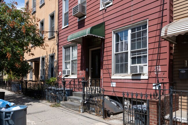 Entrance - 183 Eagle St