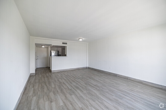 1BR, 1BA - 850SF - Living Room - Luna At Hollywood