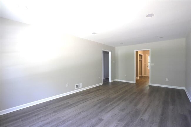 Building Photo - 4732 Valley Dale Dr SW