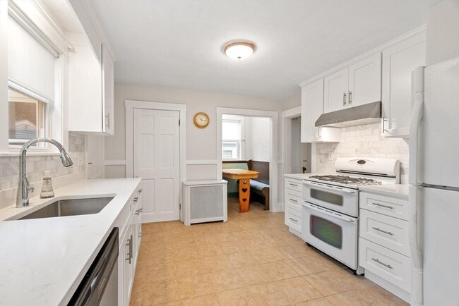 Building Photo - 76 Lynde Ave