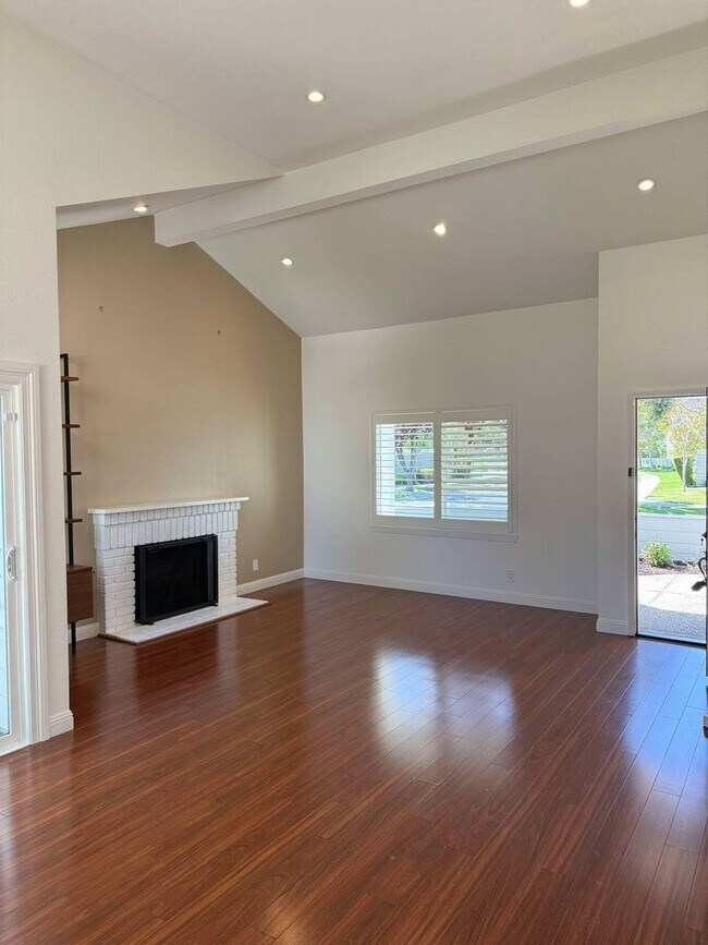 Building Photo - Stylish Redwood Shores Home with Vaulted Ceilings & Private Yard