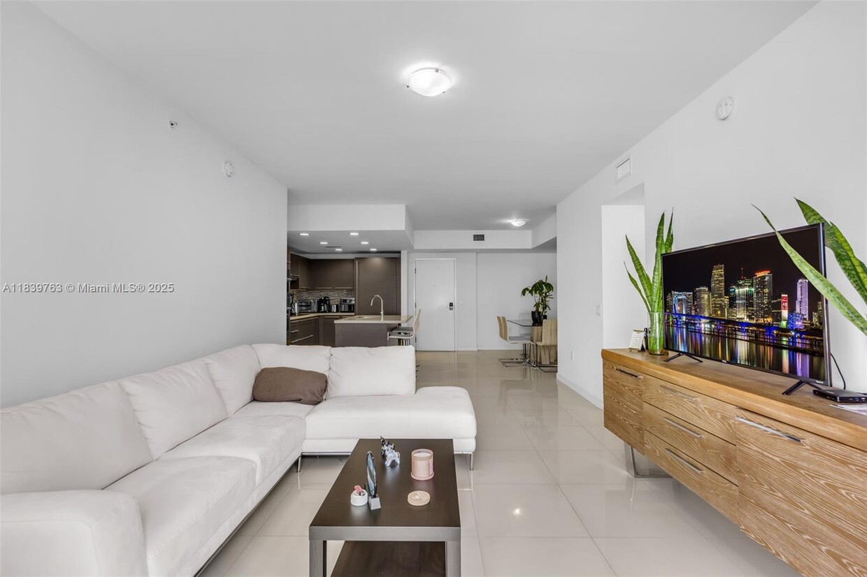 Foto principal - 7825 NW 107th Ave