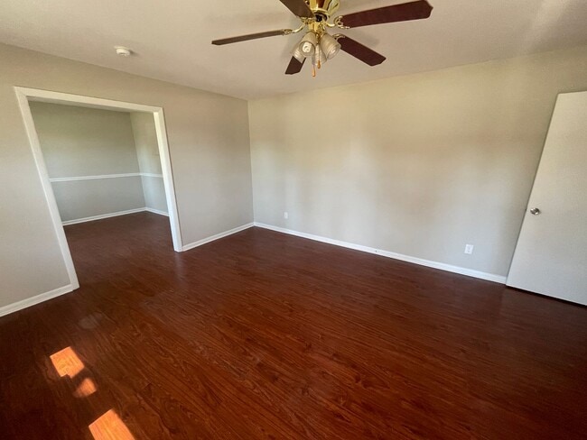 Foto del edificio - 3 bed/2 bath home in Martinez w/huge backyard and covered patio