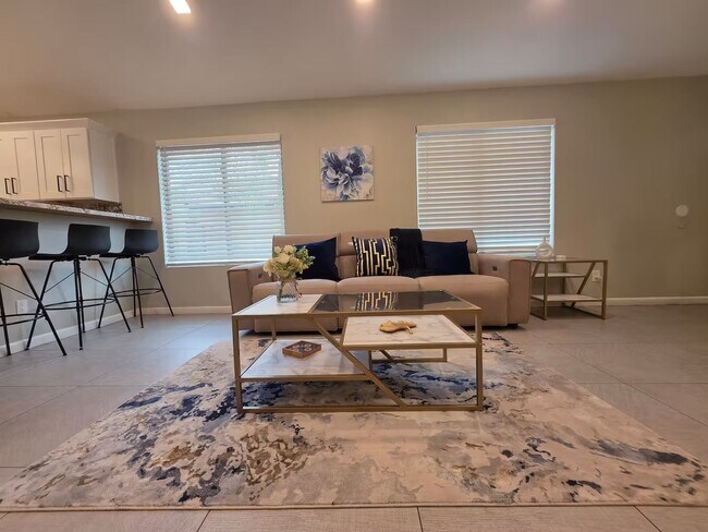 Building Photo - Nice 3 bedroom 2 bath home with swimming Pool!