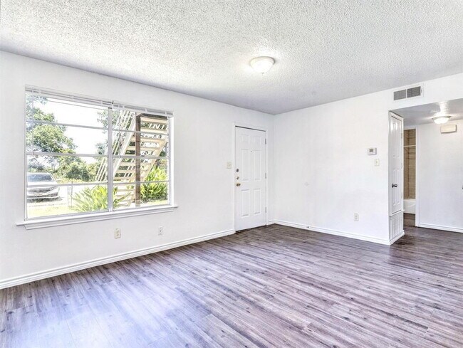 Foto del edificio - 726 Martindale Rd