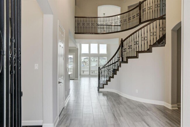 Building Photo - 528 Amalfi Dr