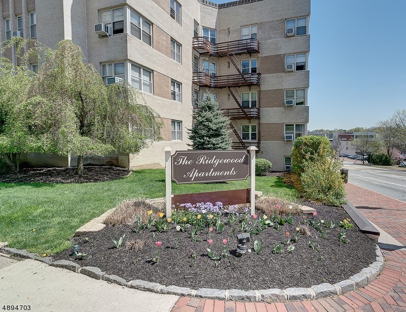 Primary Photo - 10 N Ridgewood Rd