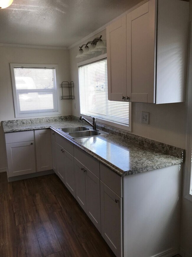 Foto del edificio - No pets, please! Adorable home near Shasta Elementary School!