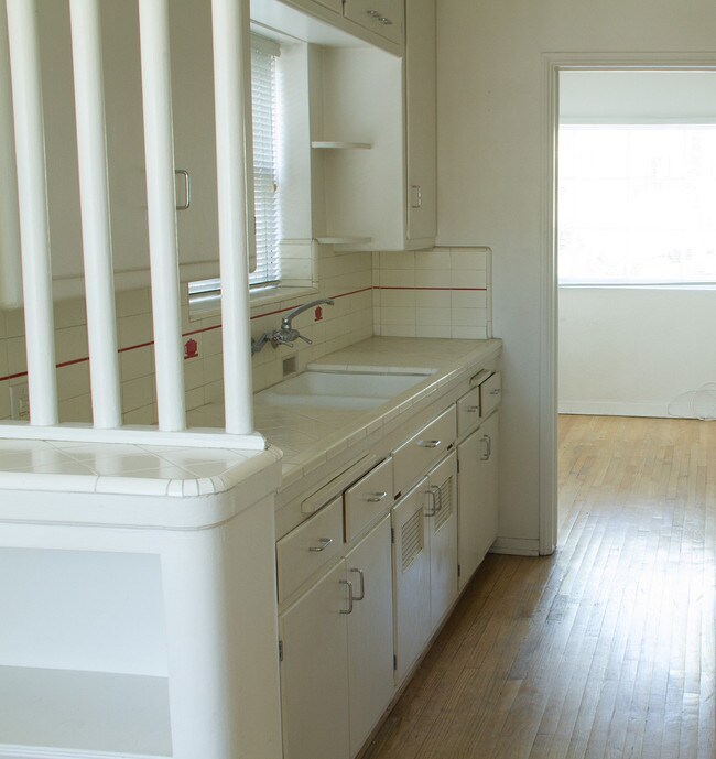 Kitchen - 3305 Lowry Rd