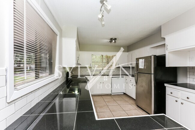Building Photo - 3BR 2BA Ranch Home on a Beautiful Lot!