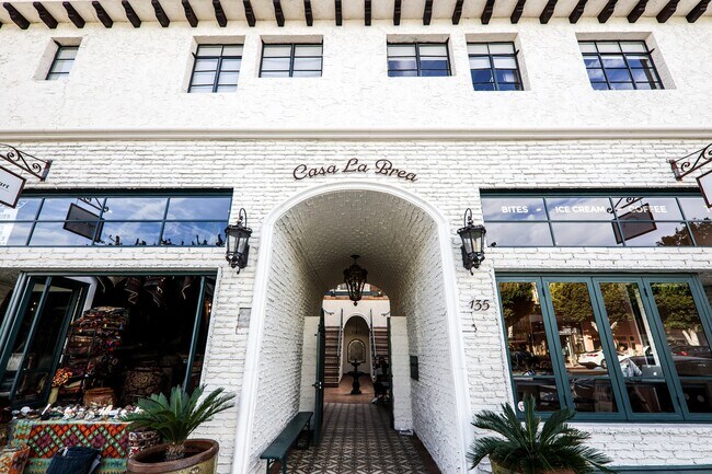 Foto del edificio - 135 South La Brea Avenue, Unit 6